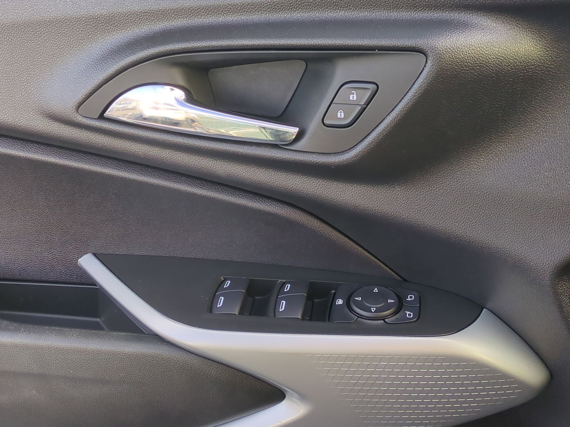 Certified 2025 Chevrolet Trax LS image 21