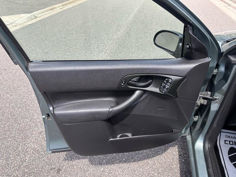 Used 2005 Ford Focus SES FWD image 12