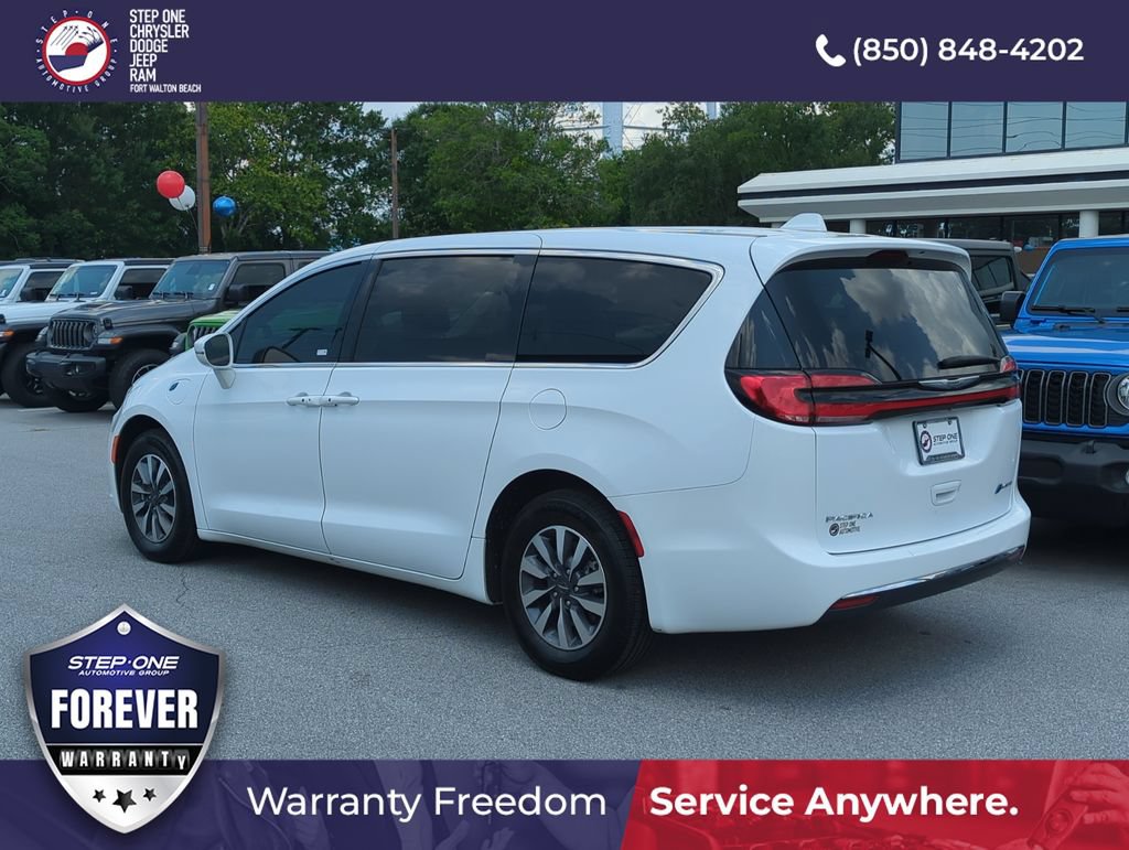 Used 2022 Chrysler Pacifica Touring-L FWD image 4