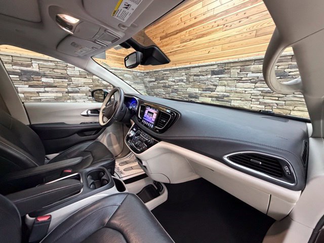 Used 2017 Chrysler Pacifica Limited FWD image 15