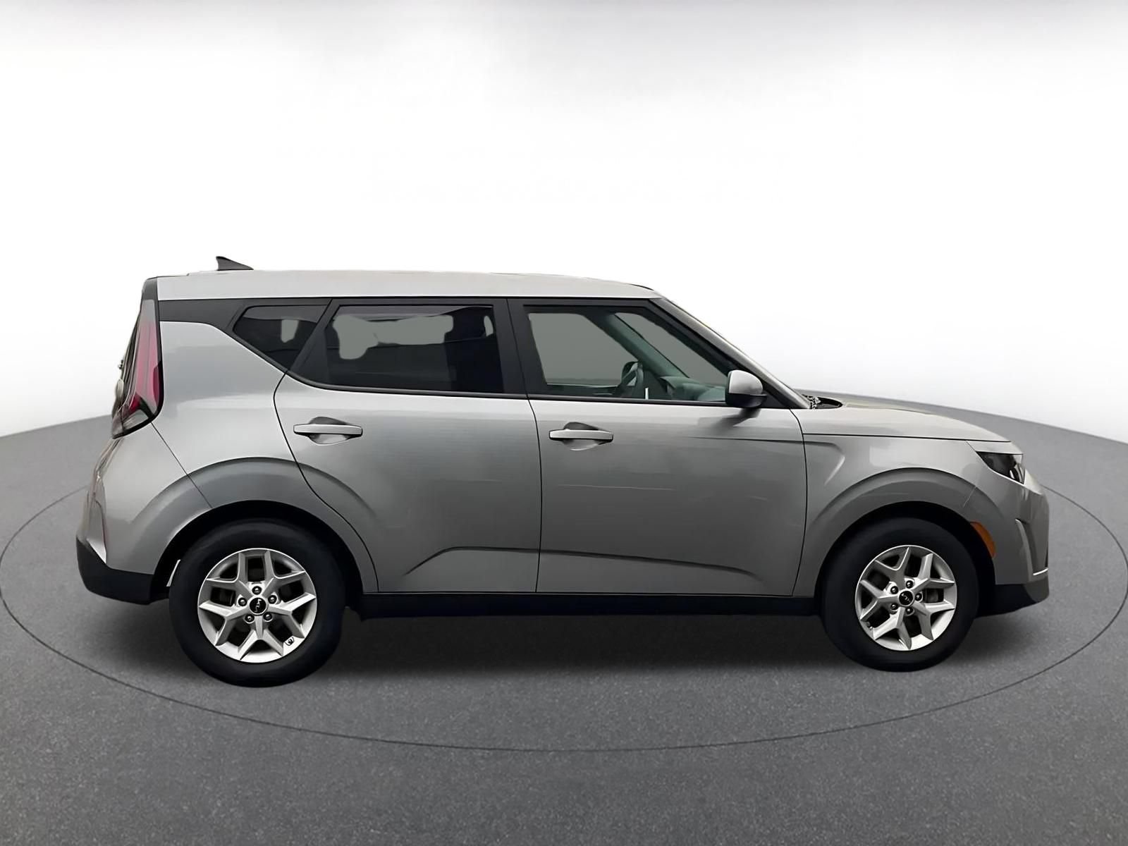 Used 2025 Kia Soul LX w/ LX Technology Package FWD image 13