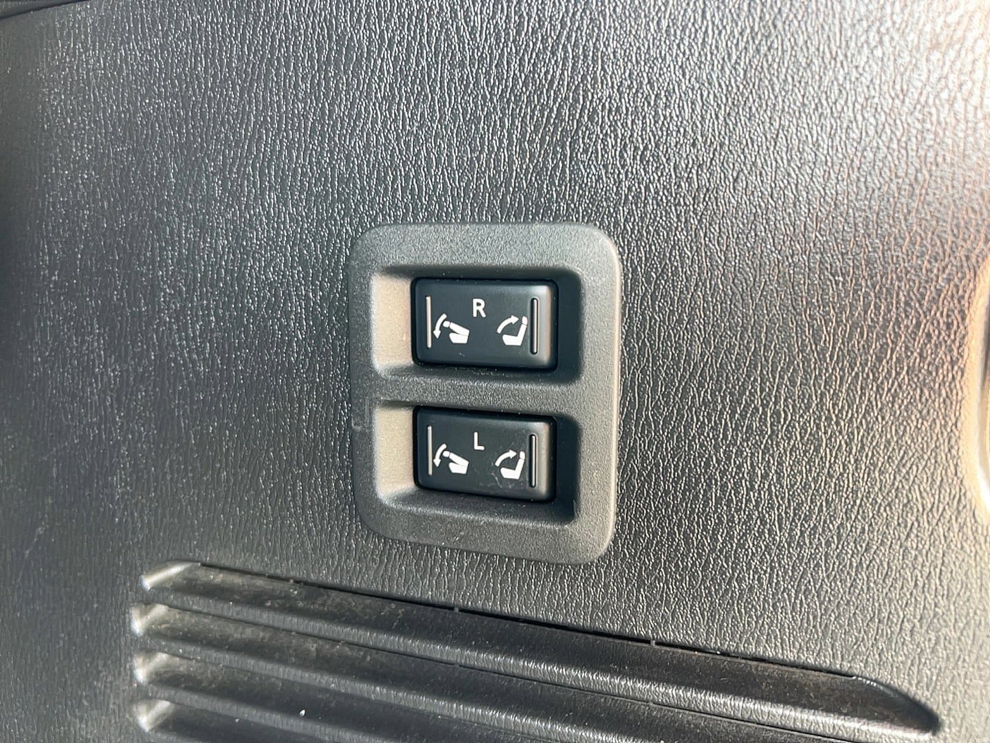 Used 2023 Nissan Armada Platinum w/ Captain's Chairs Package image 35