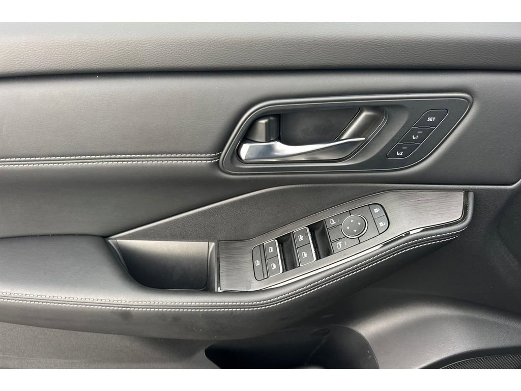 Used 2025 Nissan Rogue SL w/ SL Premium Package image 13