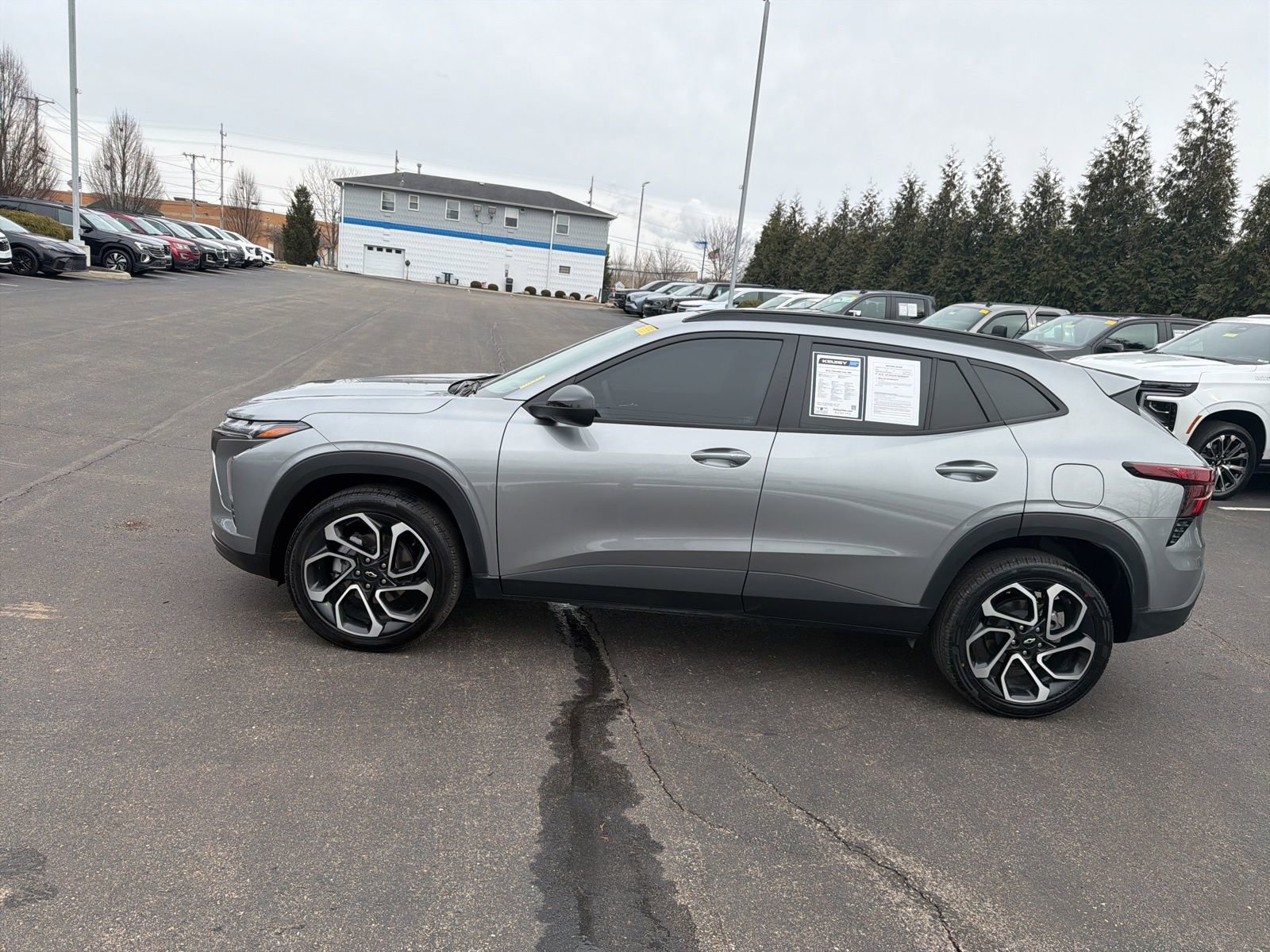Used 2025 Chevrolet Trax RS w/ Sunroof Package FWD image 2