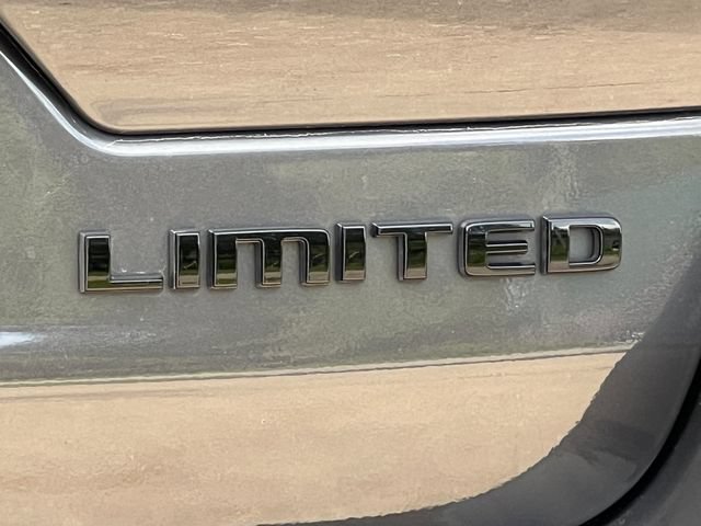 Used 2024 Jeep Grand Cherokee Limited w/ Black Appearance Package AWD/4WD image 9