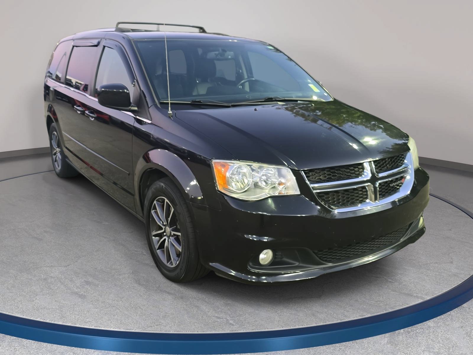 Used 2017 Dodge Grand Caravan SXT FWD image 3