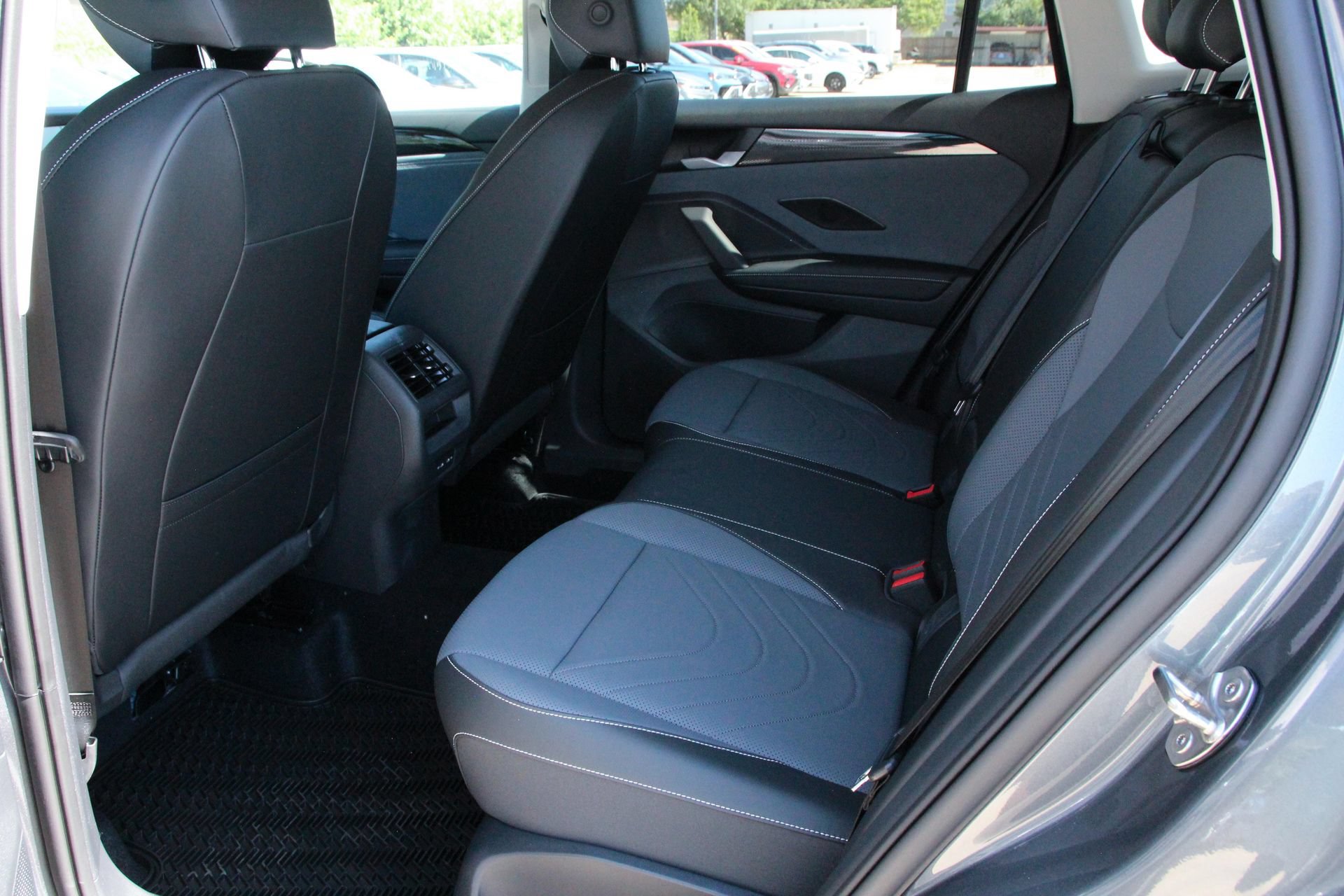 Certified 2025 Volkswagen Tiguan SE FWD image 16