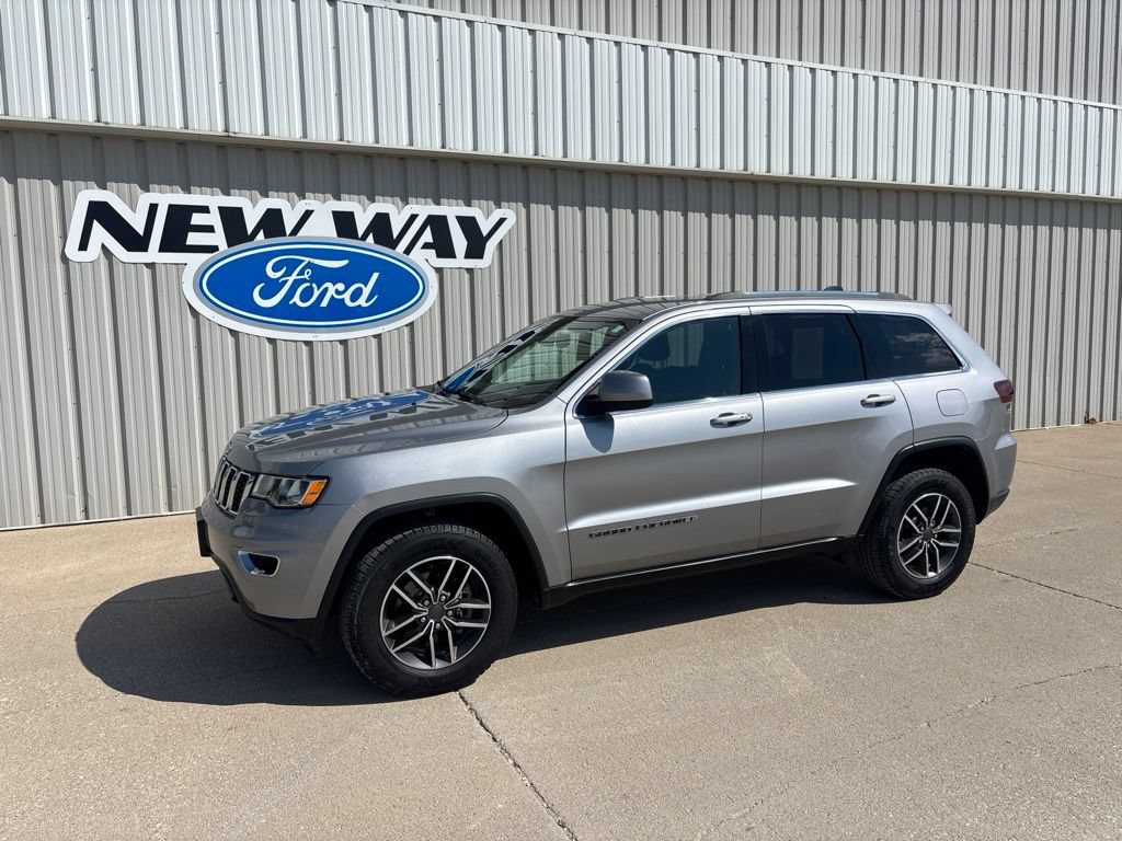 Used 2019 Jeep Grand Cherokee Laredo w/ 18" Wheel & 8.4" Radio Group AWD/4WD image 1