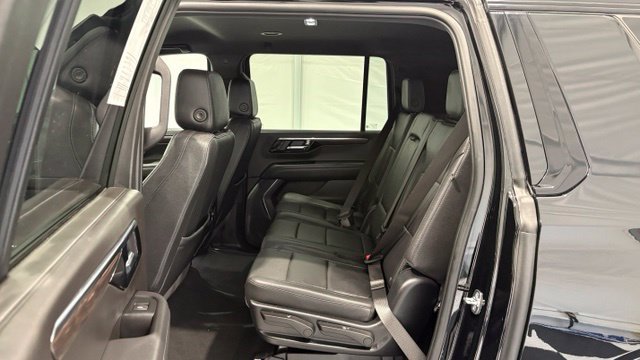 Used 2025 Chevrolet Suburban Z71 AWD/4WD image 17