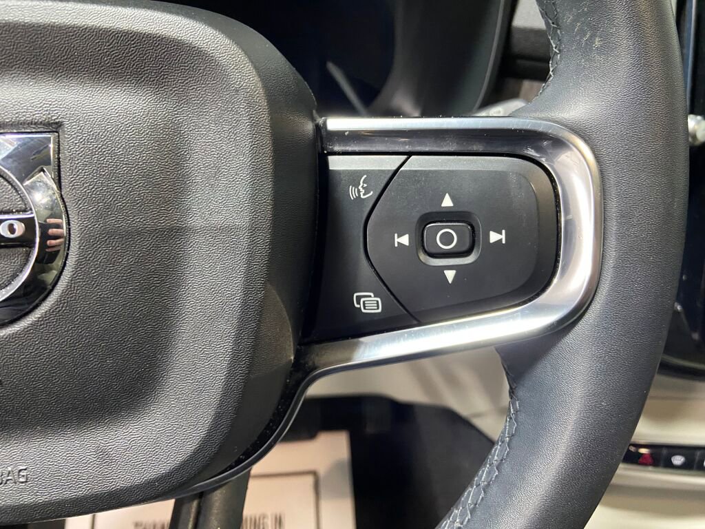 Used 2023 Volvo XC40 B5 Plus image 17