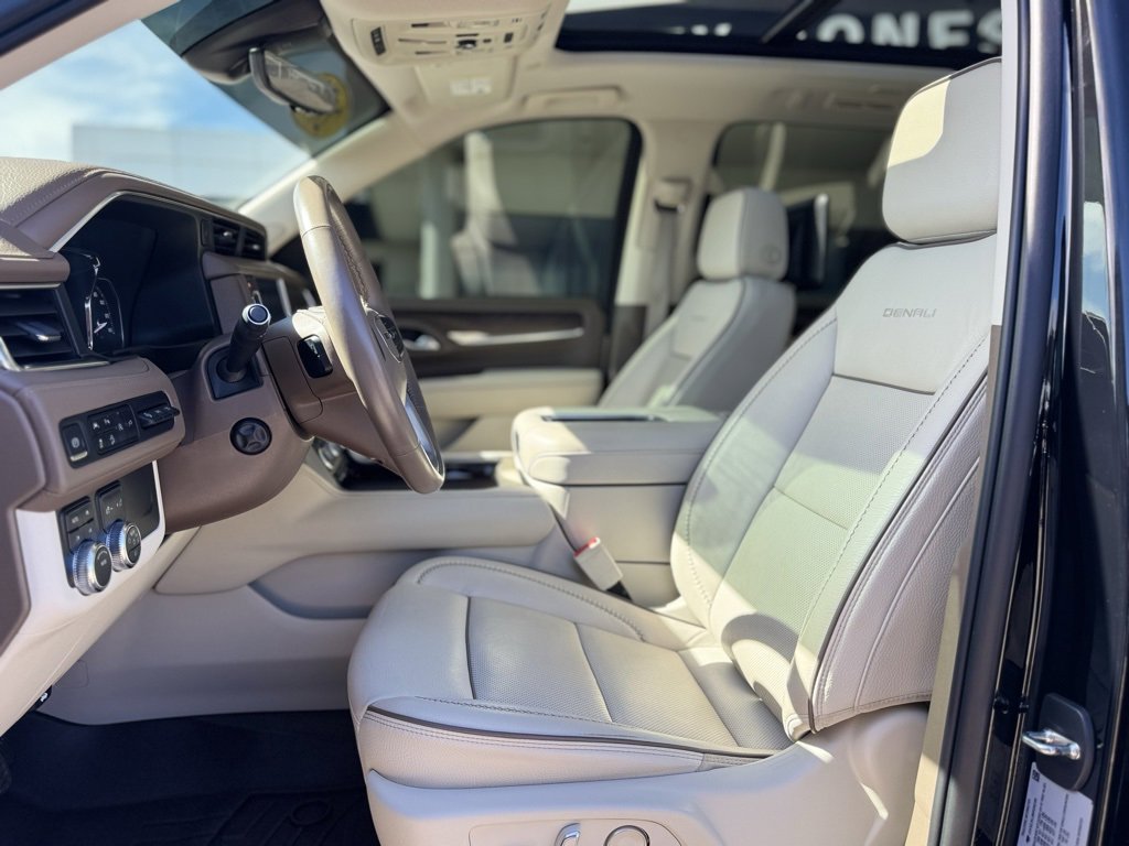 Used 2021 GMC Yukon XL Denali w/ Denali Premium Package image 8