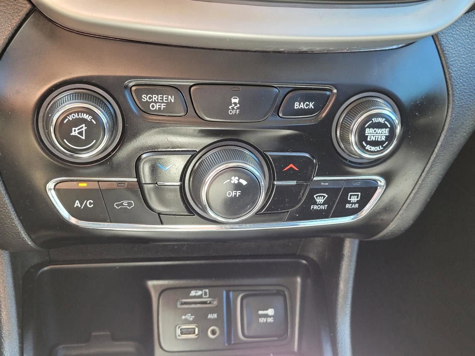 Used 2018 Jeep Cherokee Latitude Plus FWD image 25