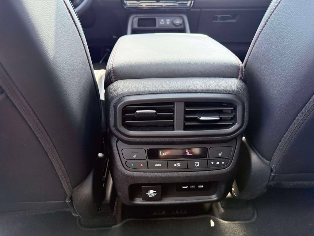 Used 2025 Honda Pilot Black Edition image 17