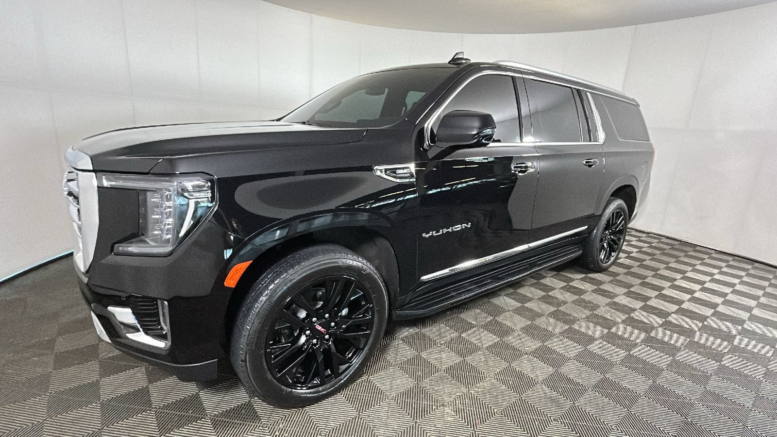 Used 2024 GMC Yukon XL SLT w/ SLT Luxury Package AWD/4WD image 8