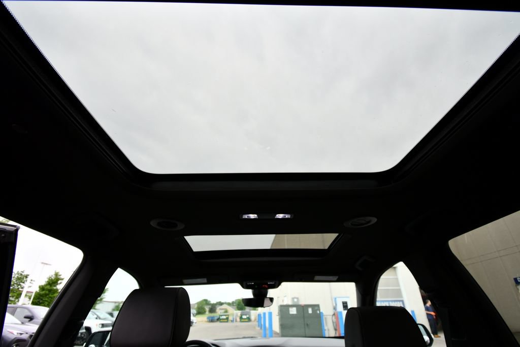Used 2023 Chevrolet Traverse RS AWD/4WD image 18