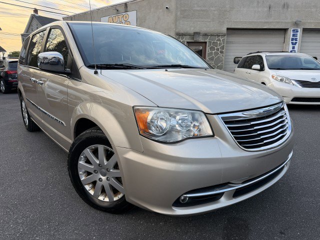 Used 2012 Chrysler Town & Country Touring-L w/ Entertainment Group #2 FWD image 3