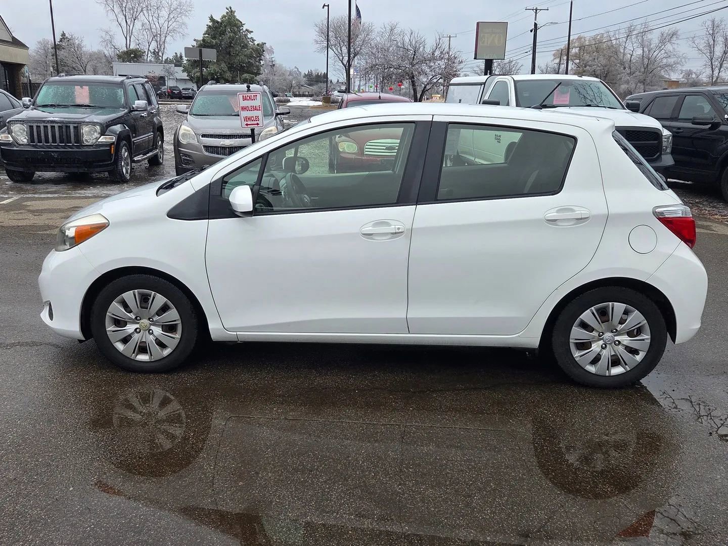 Used 2013 Toyota Yaris LE image 7