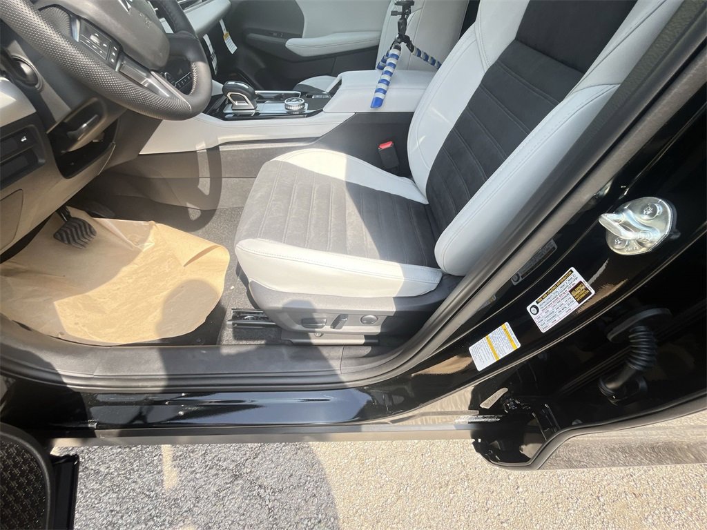 New 2025 Mitsubishi Outlander SE image 12