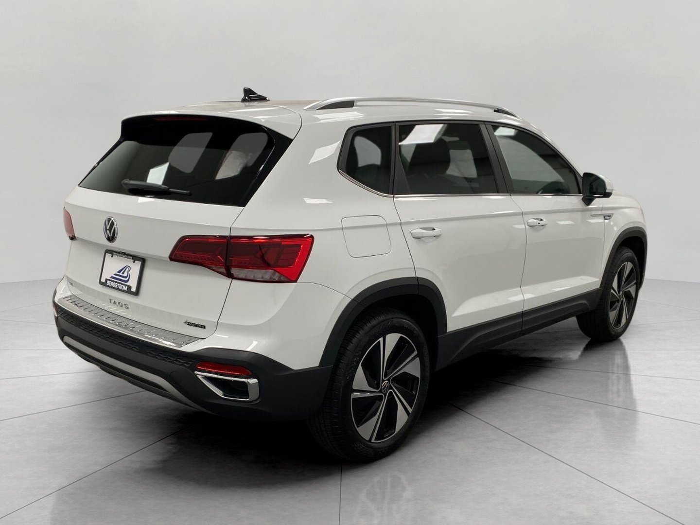 Used 2023 Volkswagen Taos SE w/ Panoramic Sunroof Package AWD/4WD image 4
