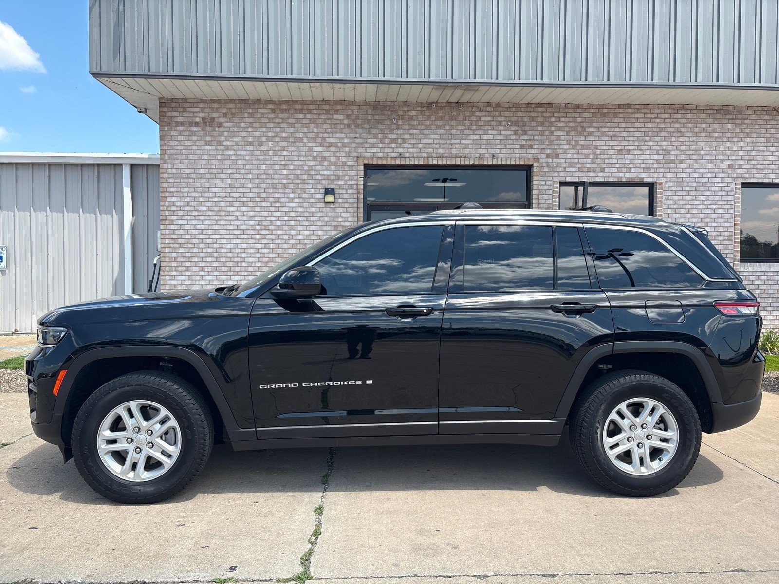 Used 2023 Jeep Grand Cherokee Laredo AWD/4WD image 2