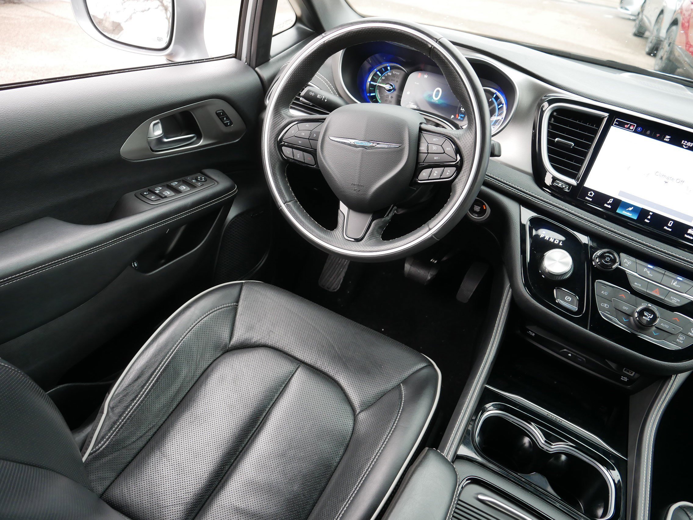 Used 2021 Chrysler Pacifica Limited w/ Uconnect Theater Family Group image 9