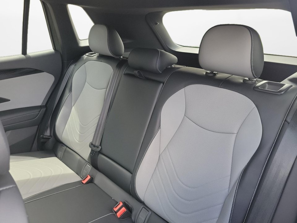 New 2026 Volkswagen Tiguan SE R-Line FWD image 12