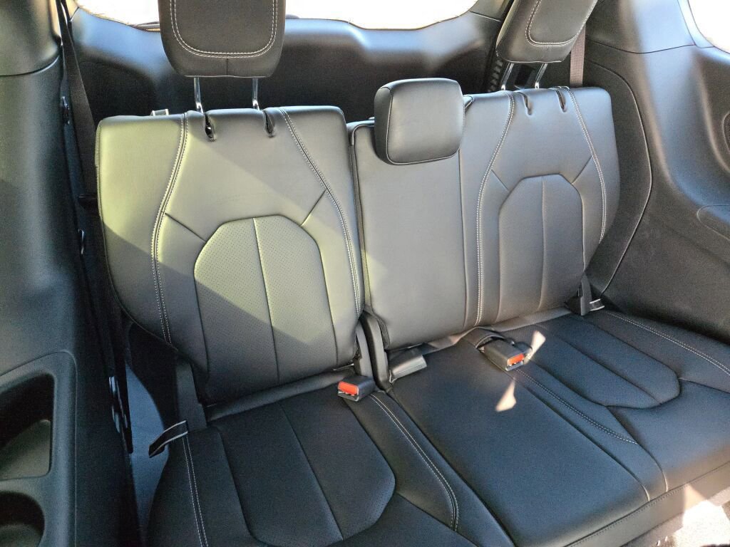 New 2026 Chrysler Pacifica Select image 11