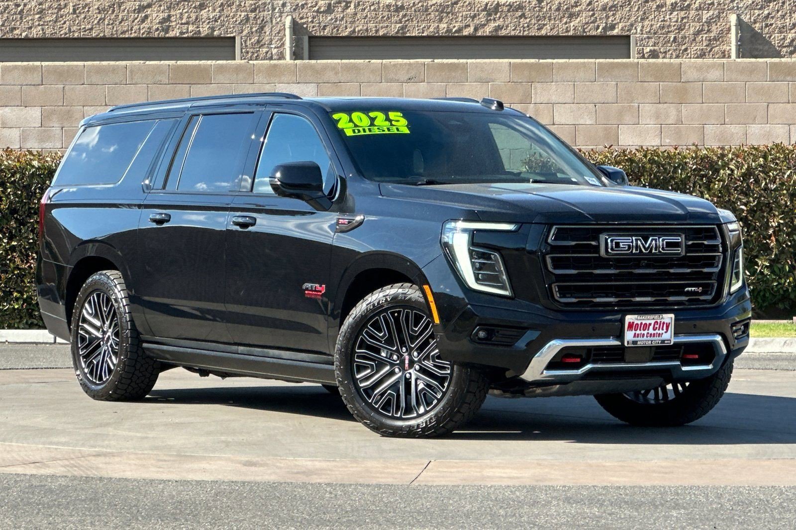 Used 2025 GMC Yukon XL AT4 Ultimate AWD/4WD image 2