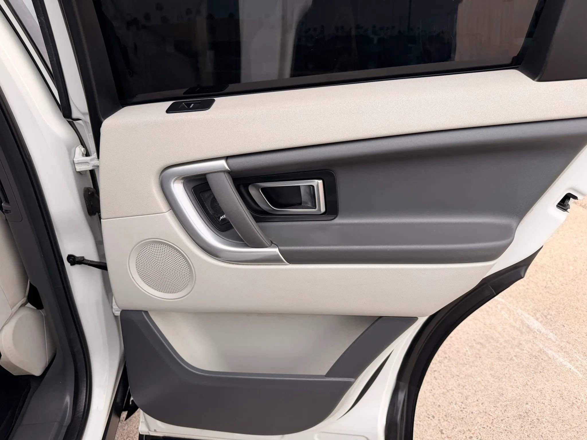 Used 2017 Land Rover Discovery Sport SE image 29