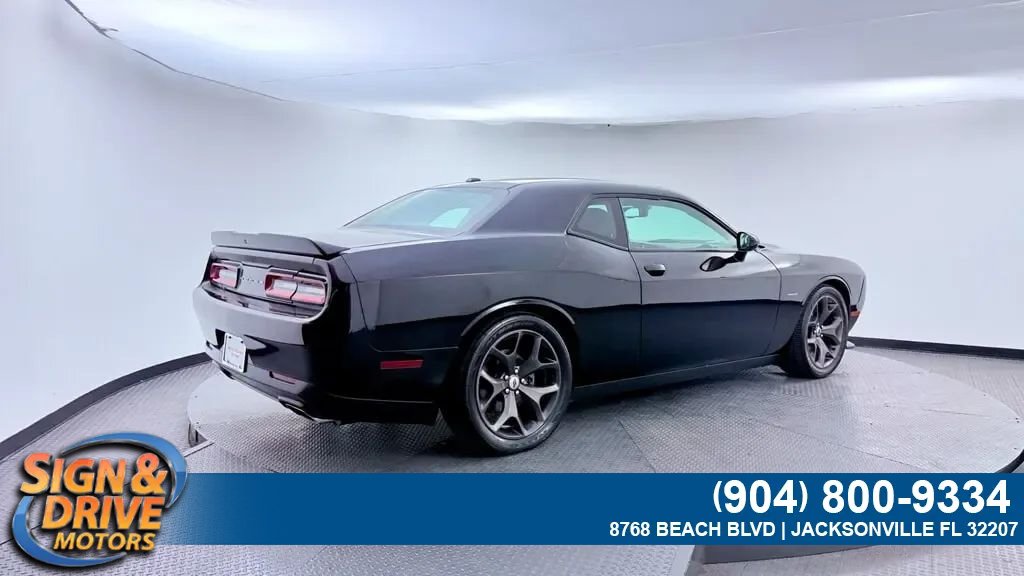 Used 2020 Dodge Challenger SXT w/ Blacktop Package RWD image 3
