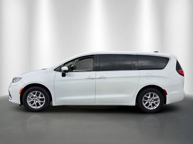 Used 2023 Chrysler Pacifica Touring-L FWD image 2