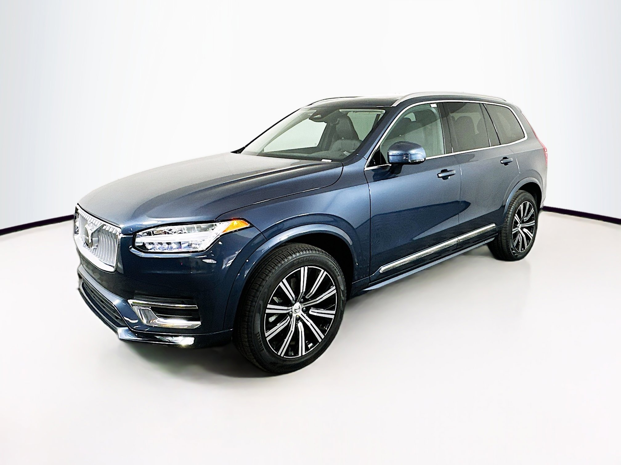Used 2025 Volvo XC90 B5 Core image 3