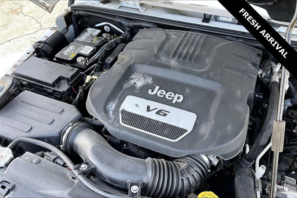 Used 2018 Jeep Wrangler Unlimited Sahara w/ Connectivity Group AWD/4WD image 29