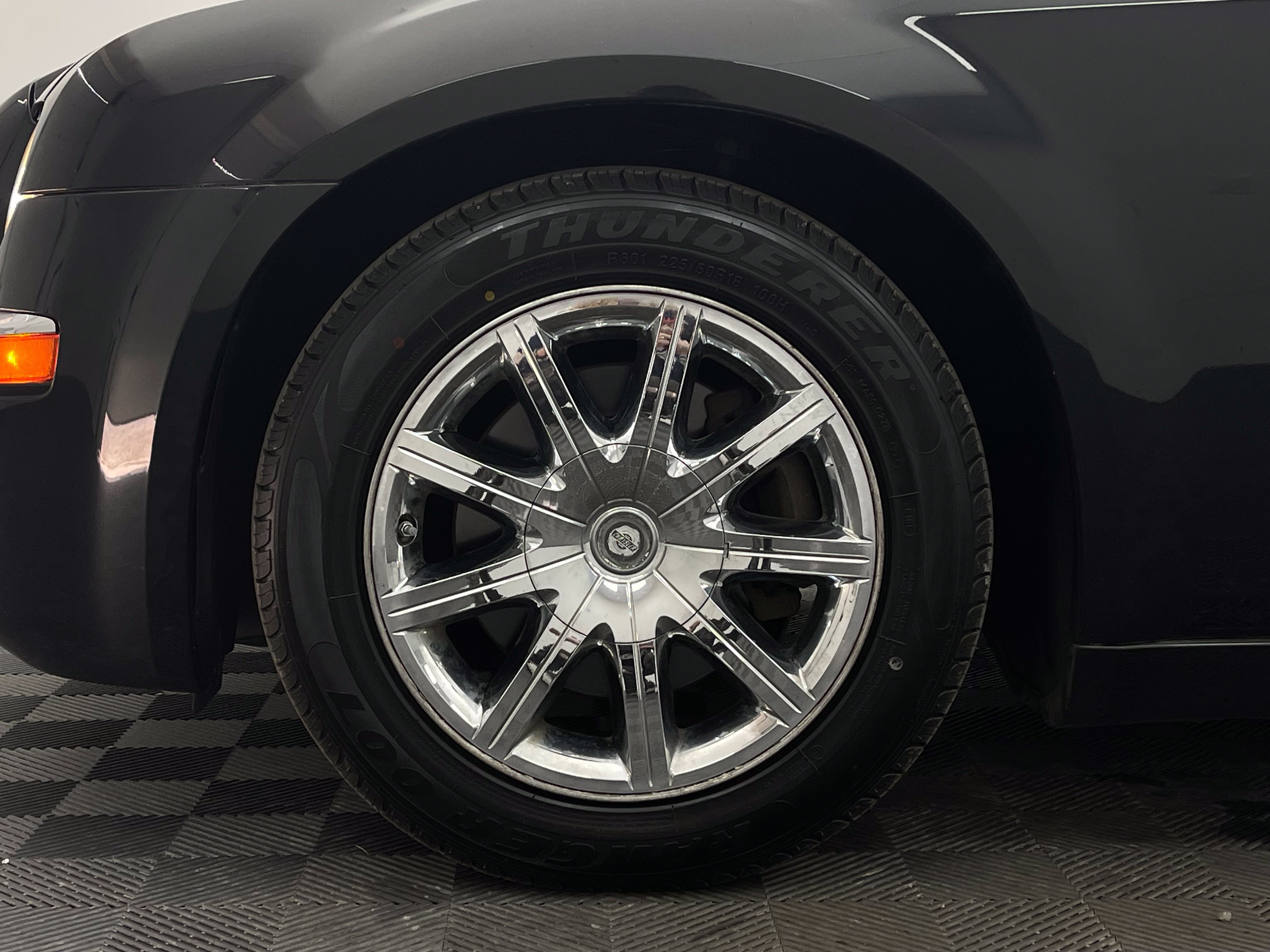 Used 2009 Chrysler 300 C w/ Luxury Group II RWD image 14