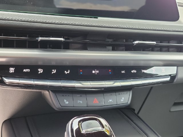 Used 2024 Cadillac XT4 Luxury w/ Cold Weather Package FWD image 24