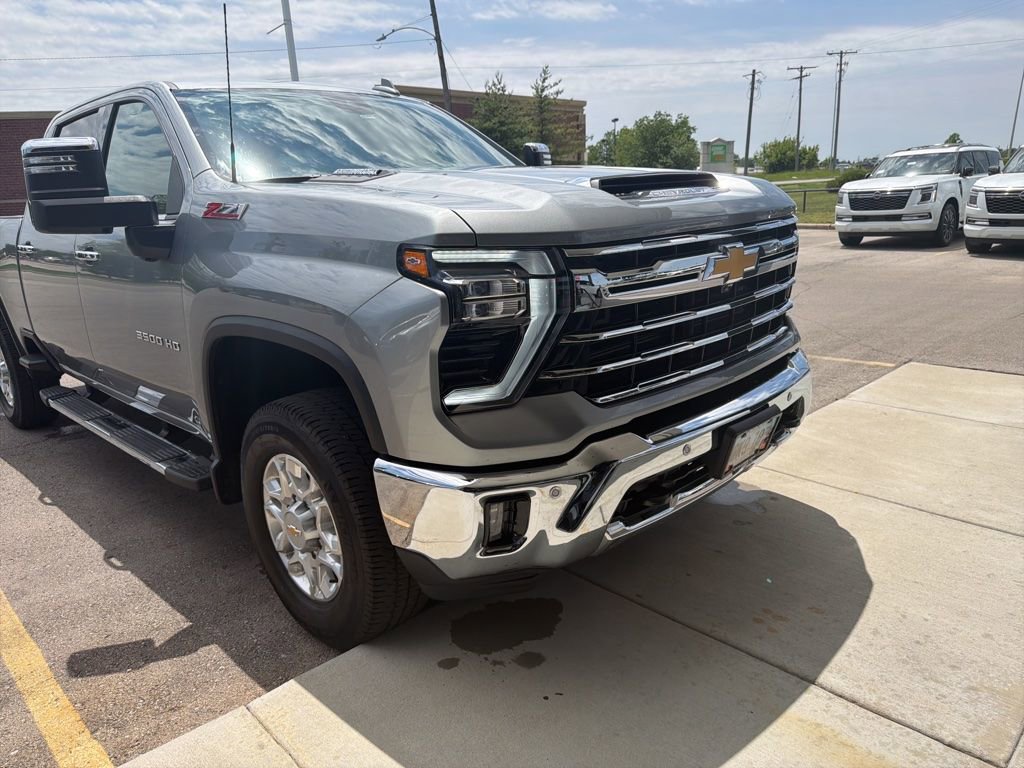 Used 2025 Chevrolet Silverado 3500 LTZ w/ LTZ Plus Package AWD/4WD image 6