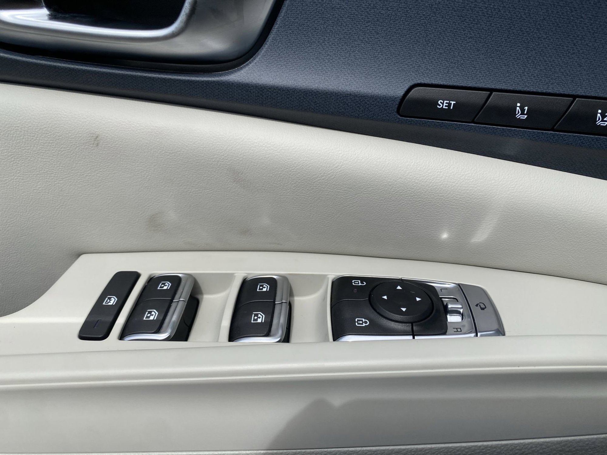 Used 2025 Kia Carnival EX FWD image 16