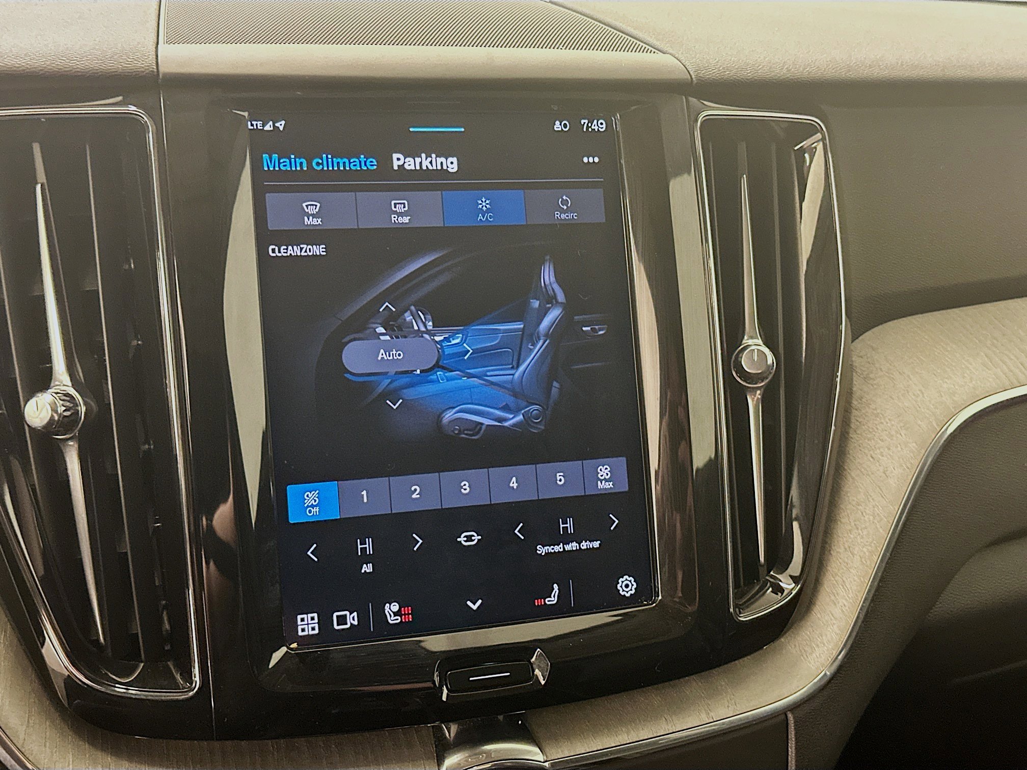 Used 2025 Volvo XC60 B5 Plus image 24