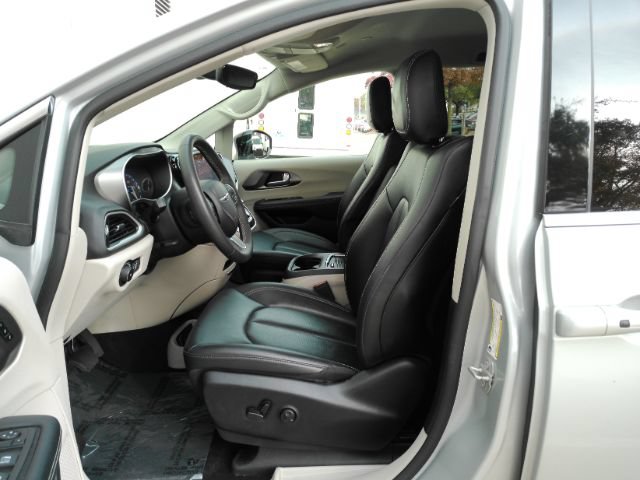 Used 2024 Chrysler Pacifica Touring-L FWD image 15