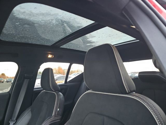 Used 2021 Volvo XC40 T5 R-Design w/ Advanced Package image 32