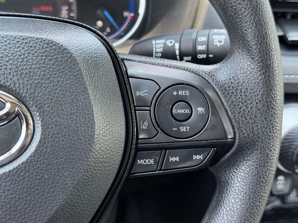 Used 2025 Toyota RAV4 XLE AWD/4WD image 12
