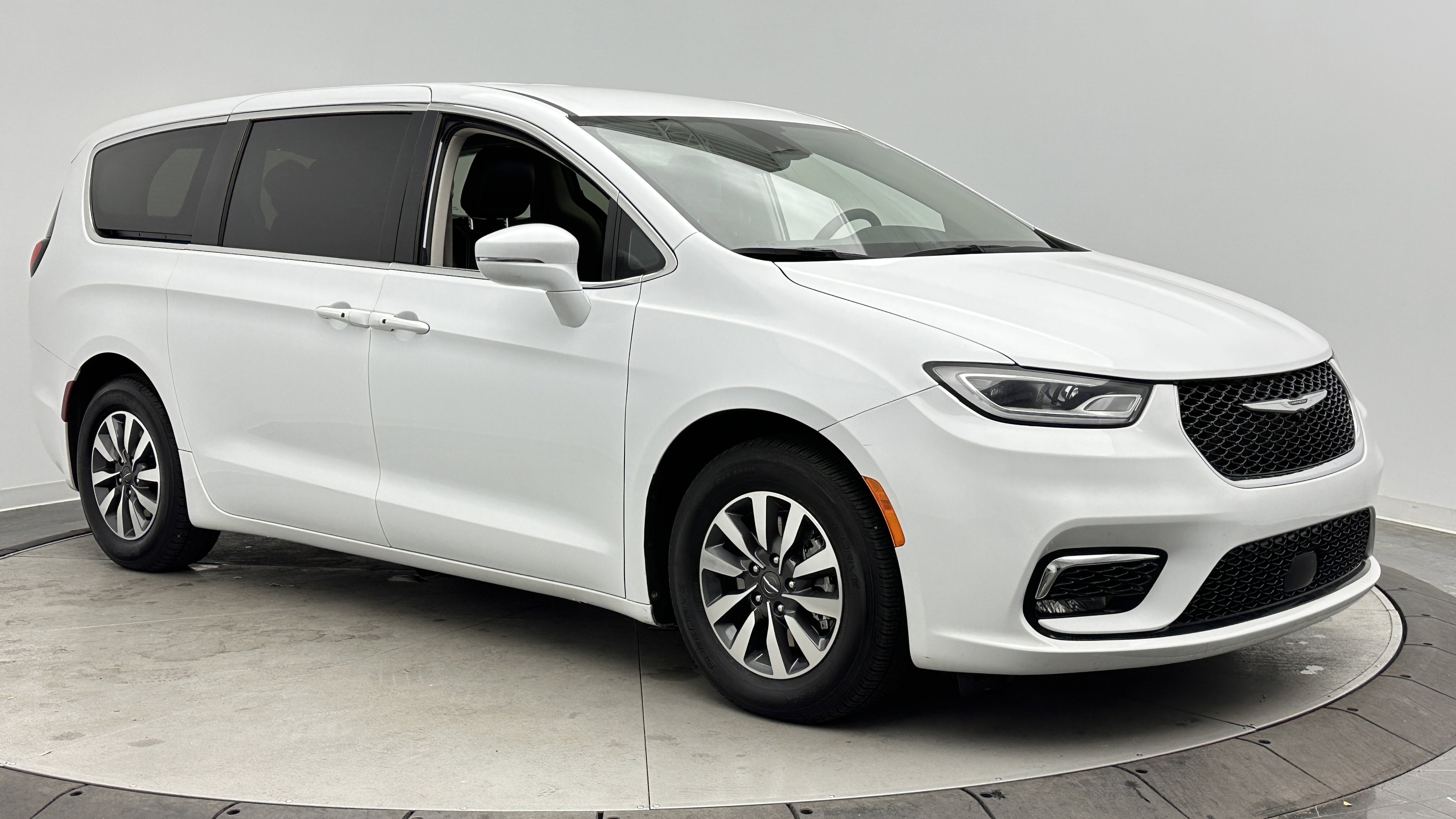 Used 2022 Chrysler Pacifica Touring-L FWD image 3