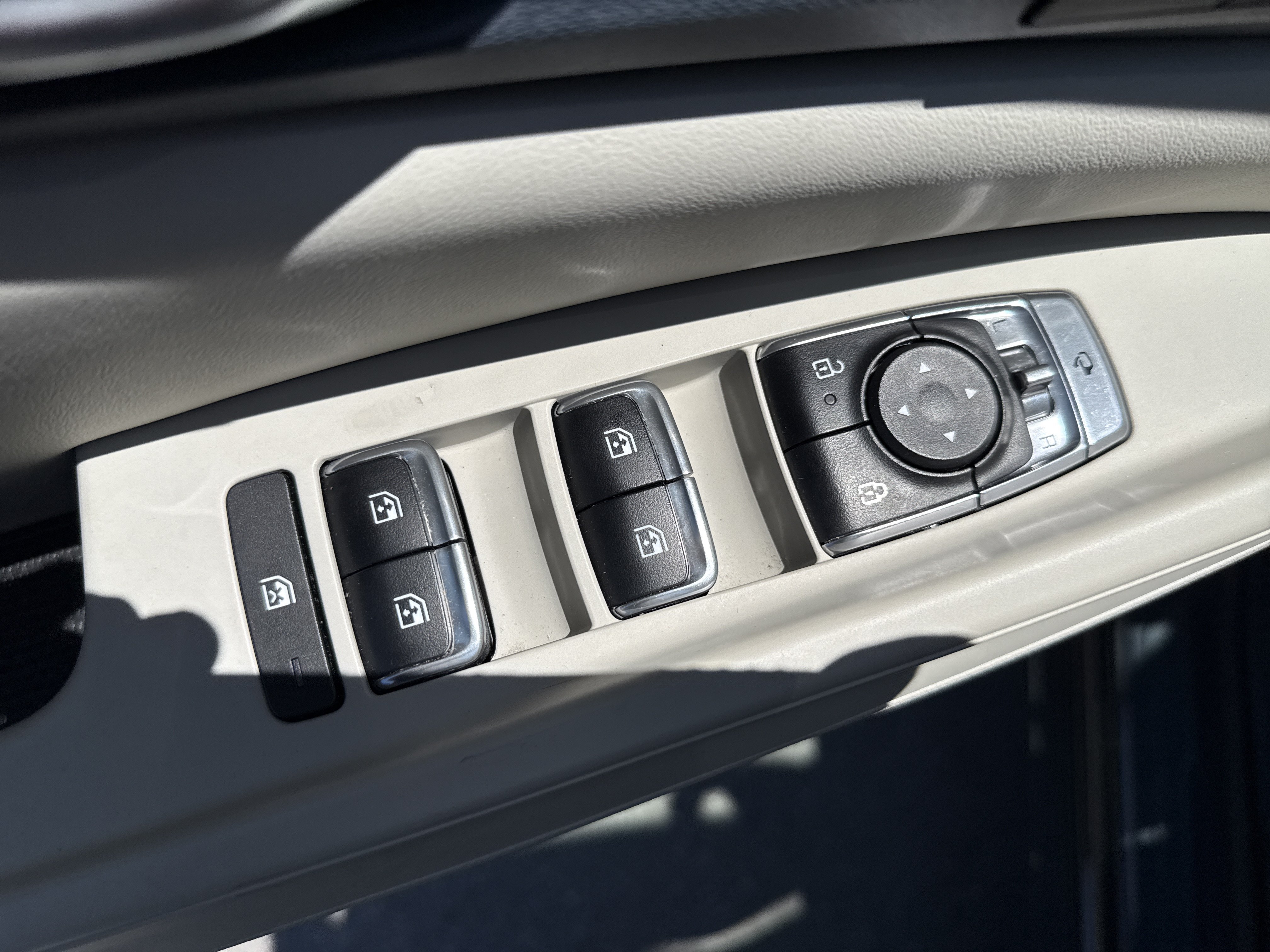 Certified 2025 Kia Carnival SX FWD image 17