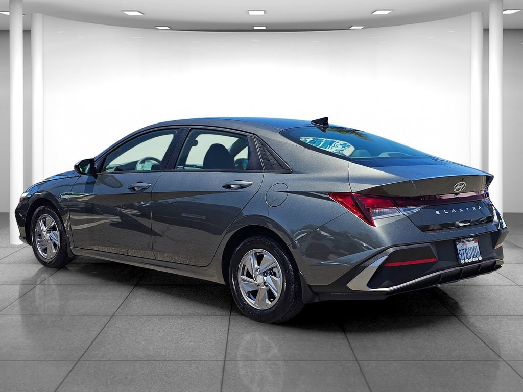 Certified 2025 Hyundai Elantra SE FWD image 4
