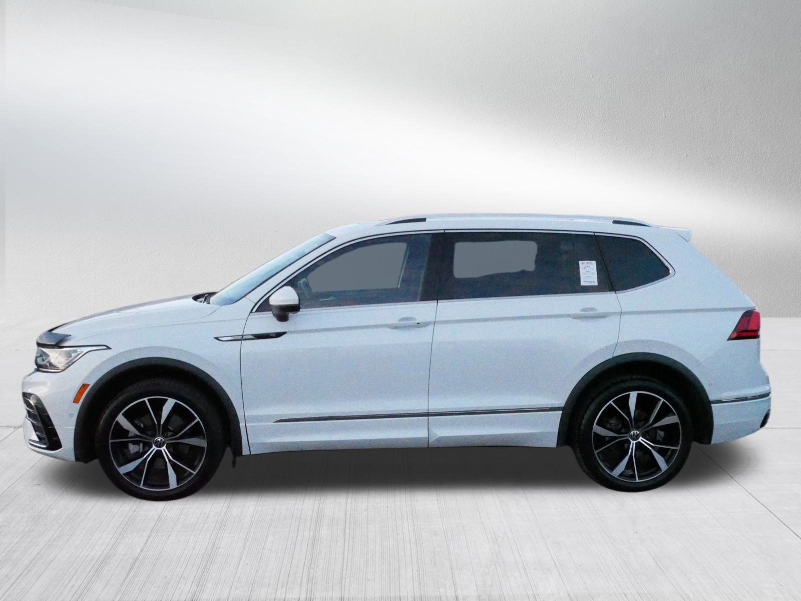 Certified 2022 Volkswagen Tiguan SEL R-Line image 4