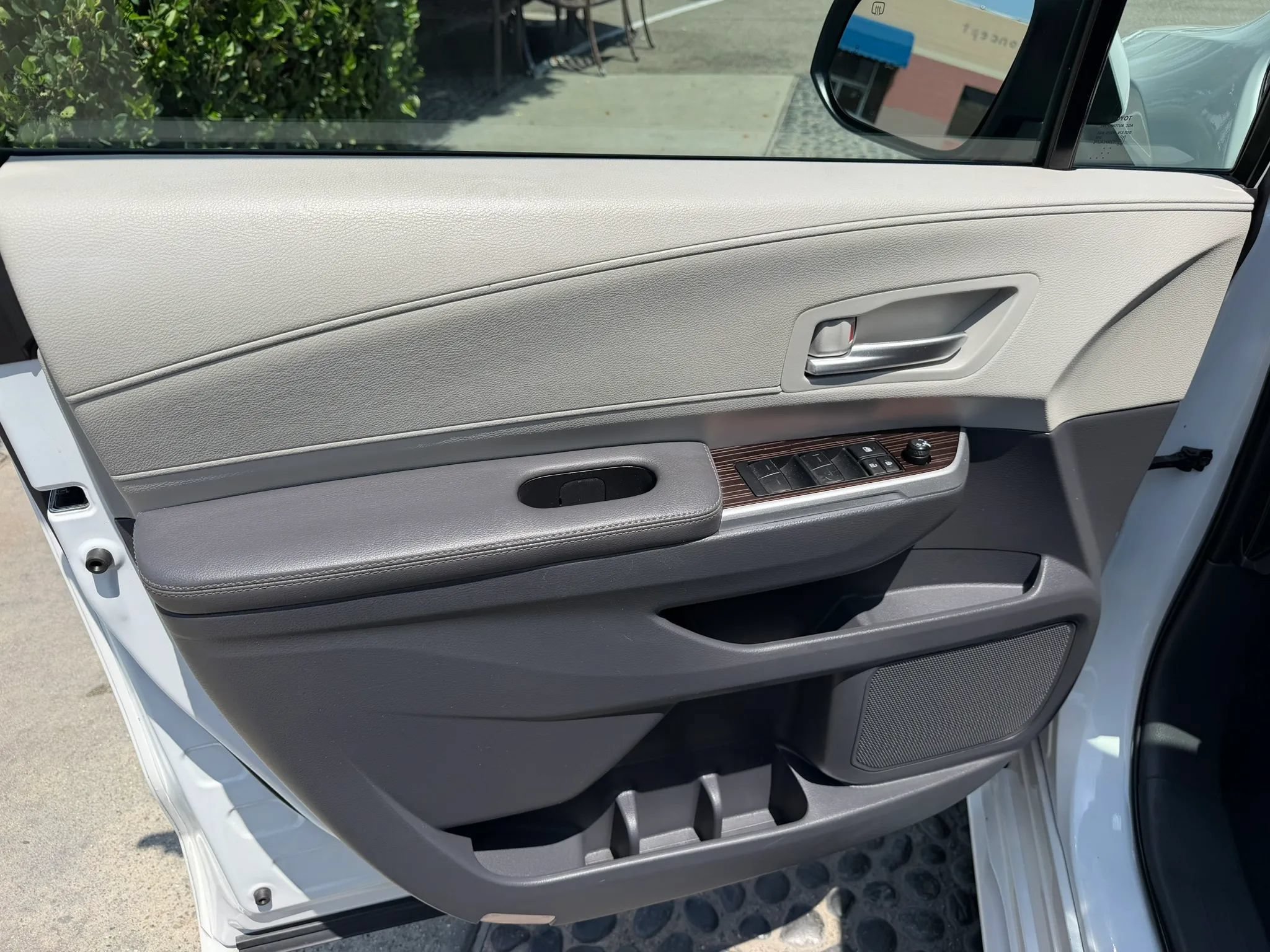Used 2023 Toyota Sienna XLE FWD image 13