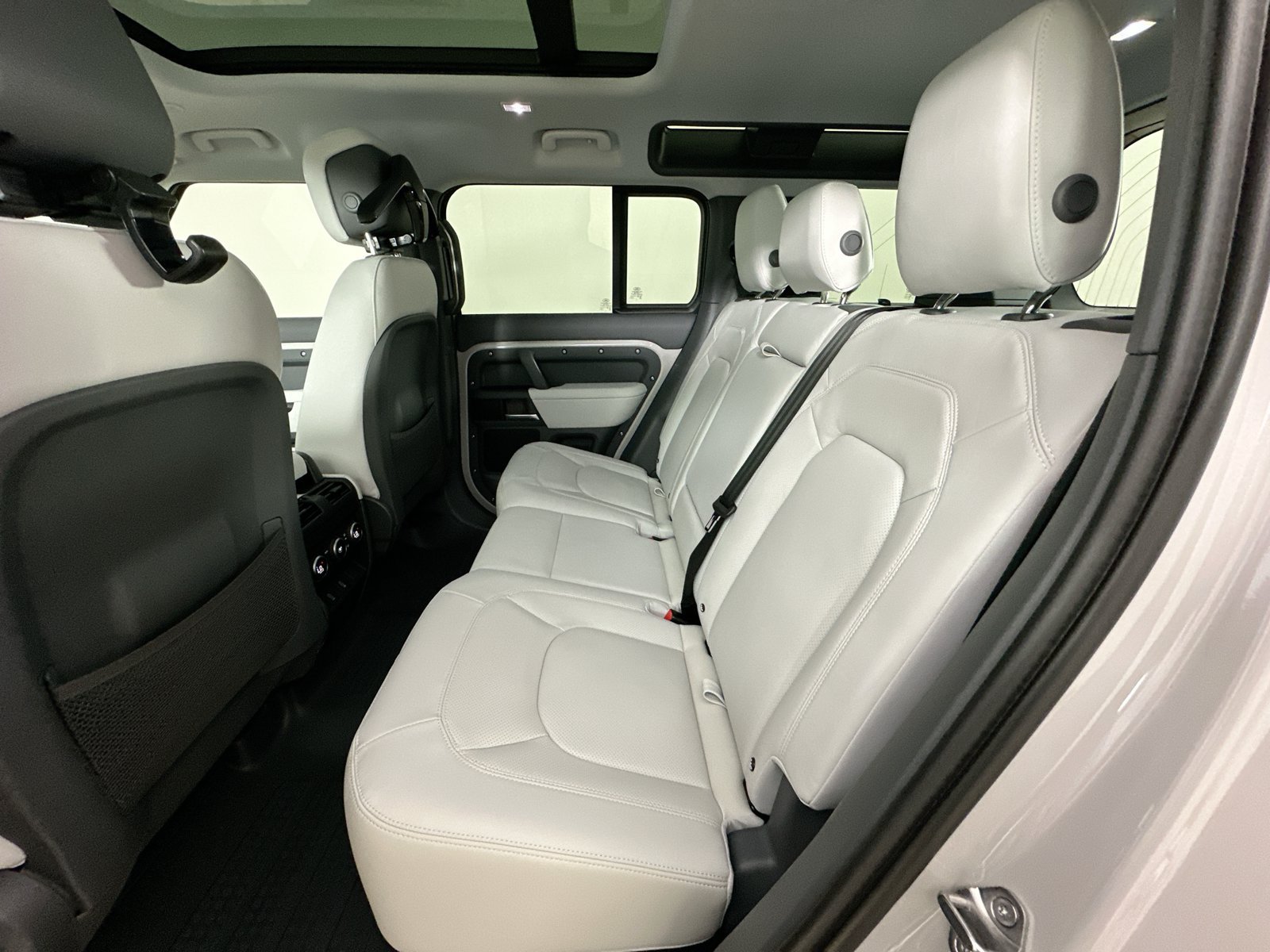 New 2026 Land Rover Defender 110 X-Dynamic SE AWD/4WD image 39