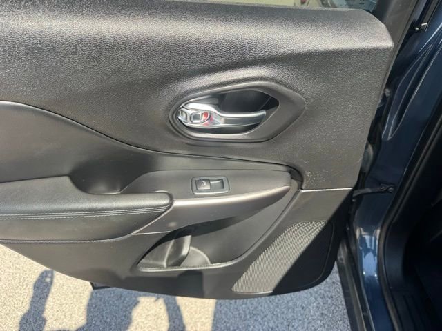 Used 2021 Jeep Cherokee Latitude Plus AWD/4WD image 26