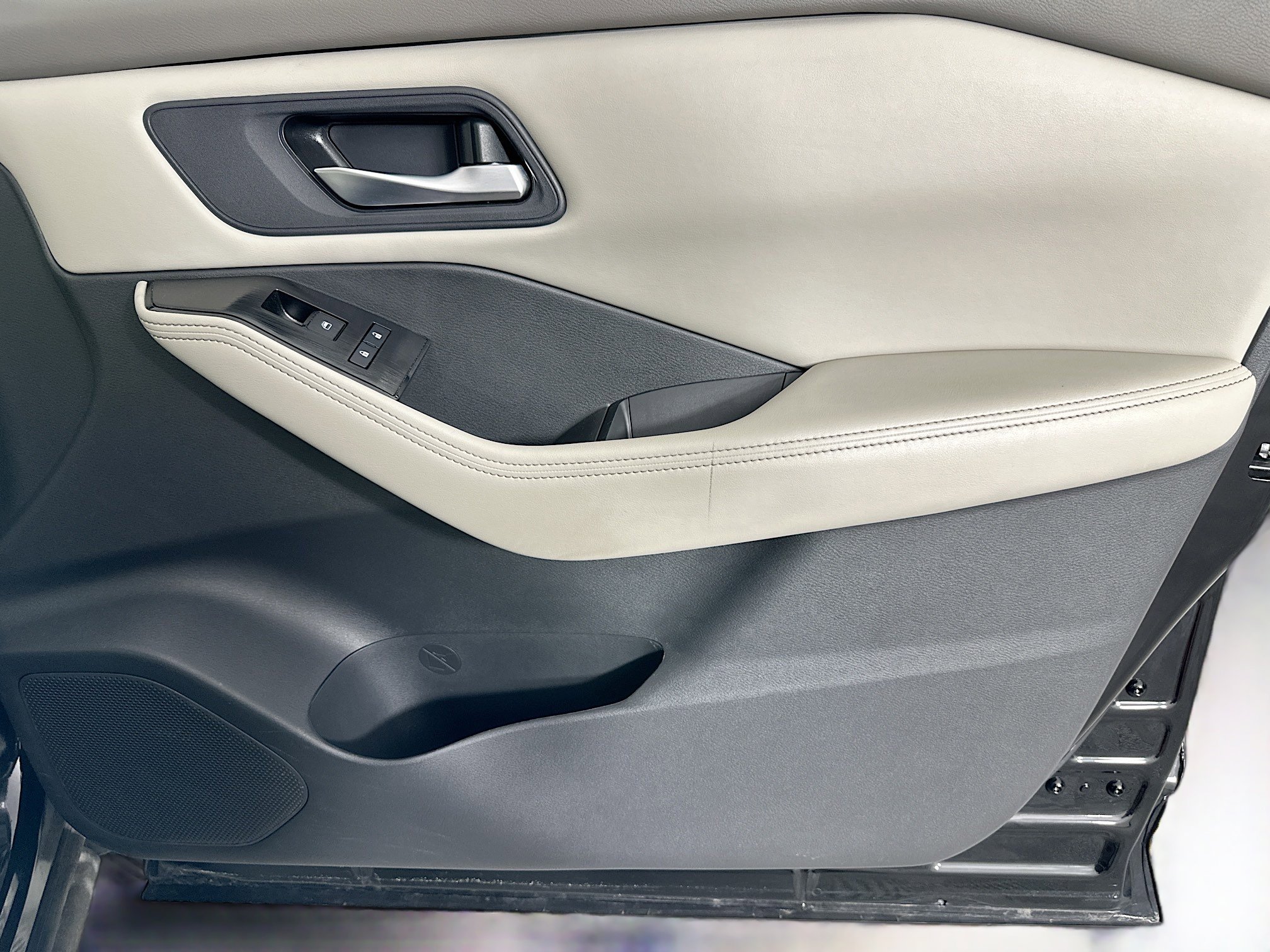 Used 2025 Nissan Rogue SV image 31