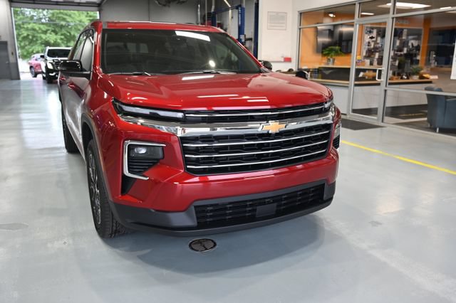 New 2026 Chevrolet Traverse LT w/ Sun and Wheel Package FWD image 3